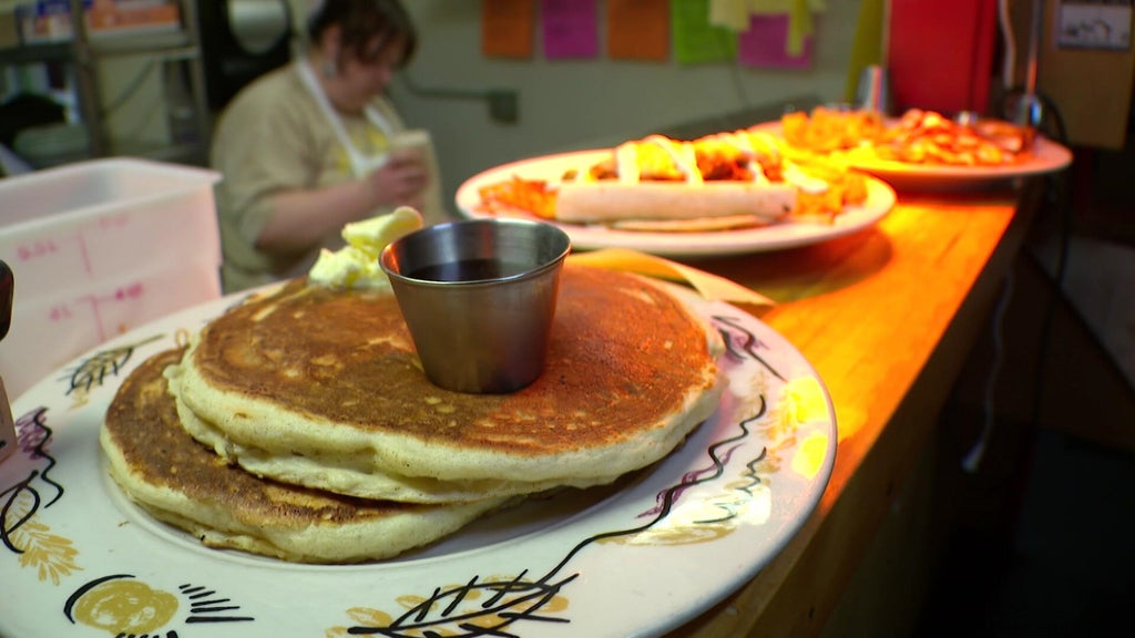 Modern Times Cafe closing at end of year after providing 30,000 free meals in wake of ICE surge — WCCO / CBS Minnesota, Eagan Dining news