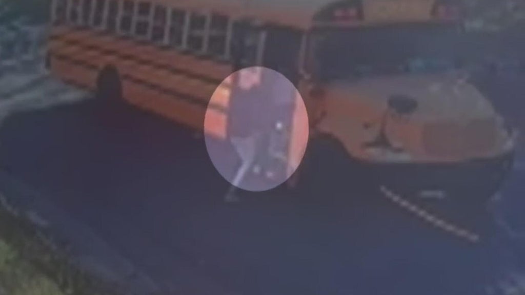 Video shows quick-thinking bystander stop runaway St. Paul school bus — WCCO / CBS Minnesota, Eagan Health news