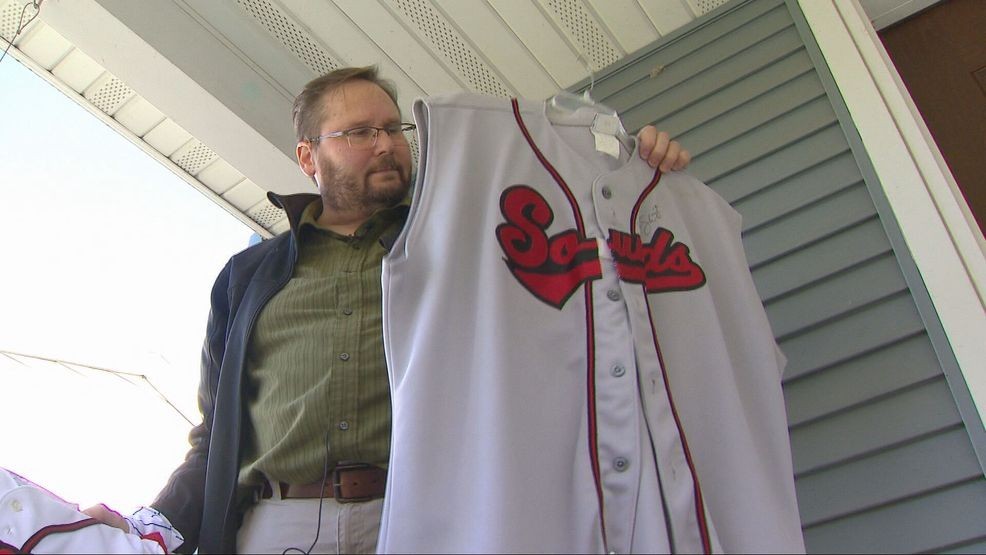 Brewers fan makes long drive from Wisconsin to Tampa Bay for Game 3 — Fox 11 Green Bay Local, Eagan Sports news