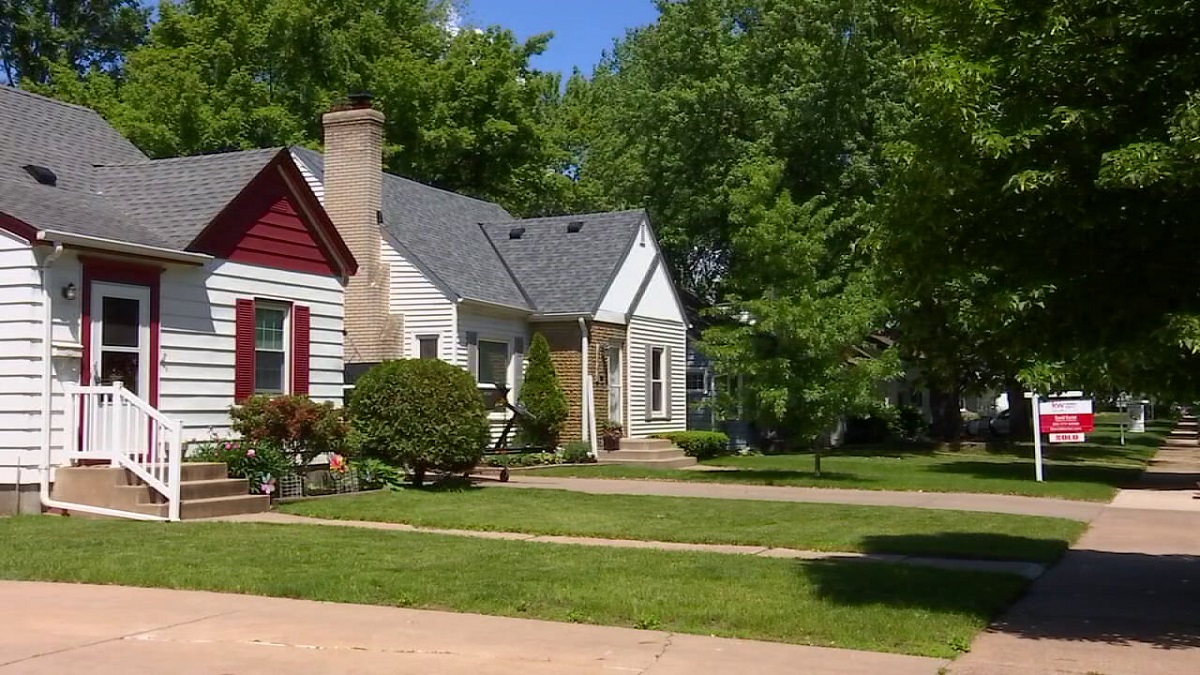 US pending home sales sink near 12-year low as rates top 7%: Report — FOX 9, Eagan Real Estate news