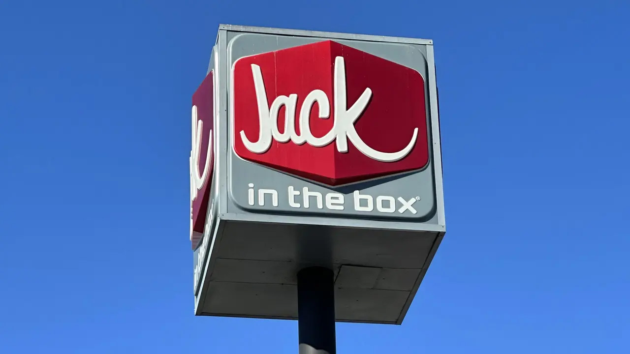 Scalding hot coffee thrown into fast-food manager’s face by angry customer, DA says — Eagan Dining news
